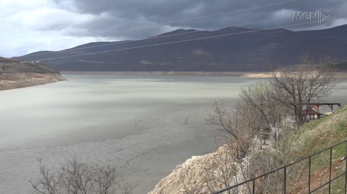 Reshjet e ditëve të fundit, ndikim pozitiv në situatën hidrike të Fierzës (VIDEO)