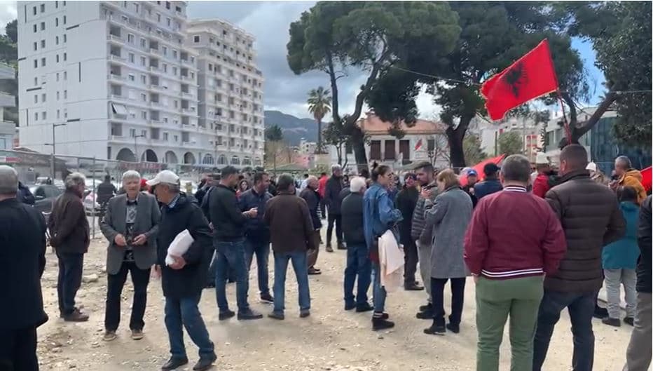 Protestë në Vlorë/ Qytetarët kundër projektit të Sheshit të Flamurit: Po tjetërsohet! (VIDEO)  