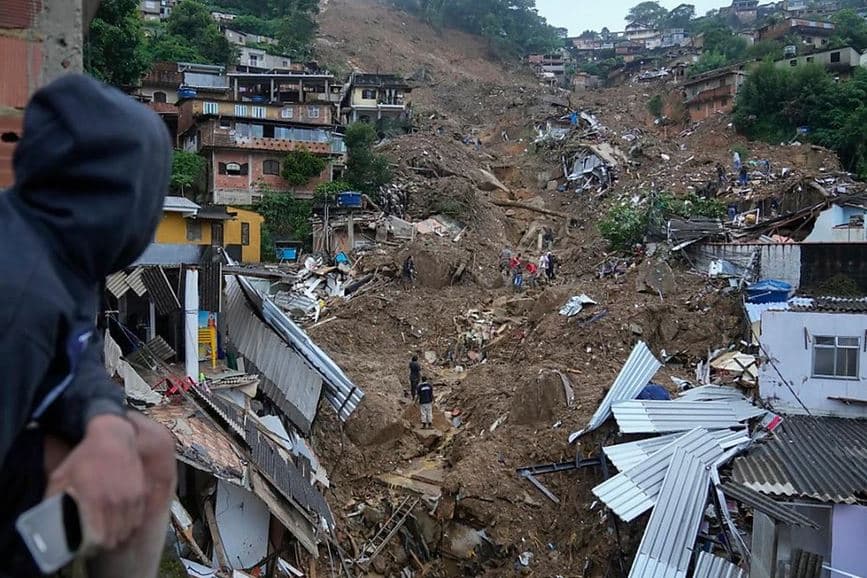 Shira të rrëmbyer dhe rrëshqitje dherash, 14 të vdekur në Brazil