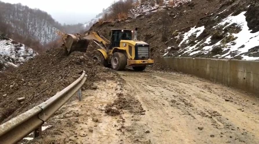 Shembet mali pranë tunelit të Murrizit në Xibër, bllokohet Rruga e Arbrit