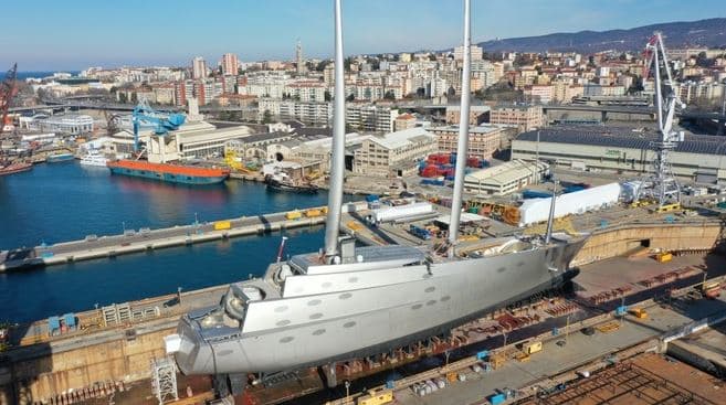 Anijet ruse ndryshojnë flamurin për të shmangur sanksionet, nga cisternat e naftës te jahtet