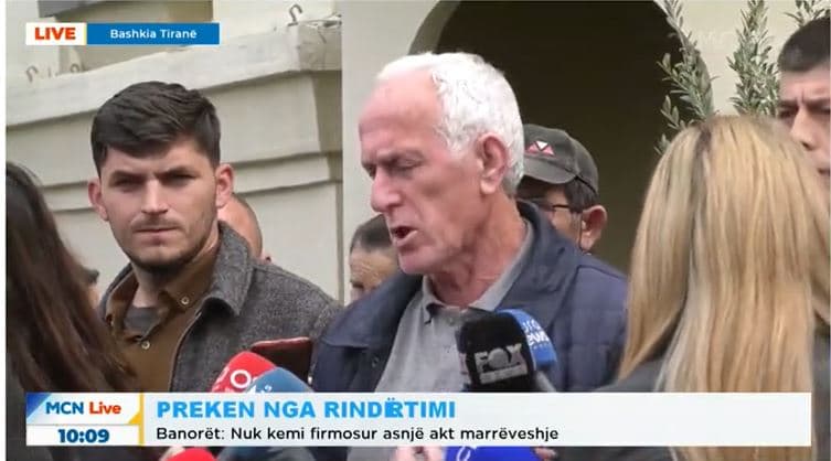 Banorët e “5 majit” protestojnë para bashkisë: Shtet banditesk! S’kemi firmosur asnjë akt-marrëveshje (VIDEO)