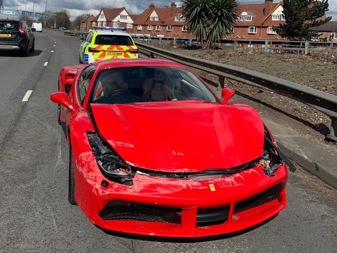 Ndodh në Angli/ Bleu një Ferrari 488 GTB, shoferi e përplas vetëm pas 3 km rrugë