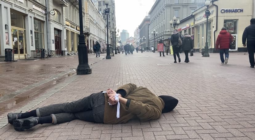 Protestuesi në Moskë lidh duart si viktimat e Buçha-s