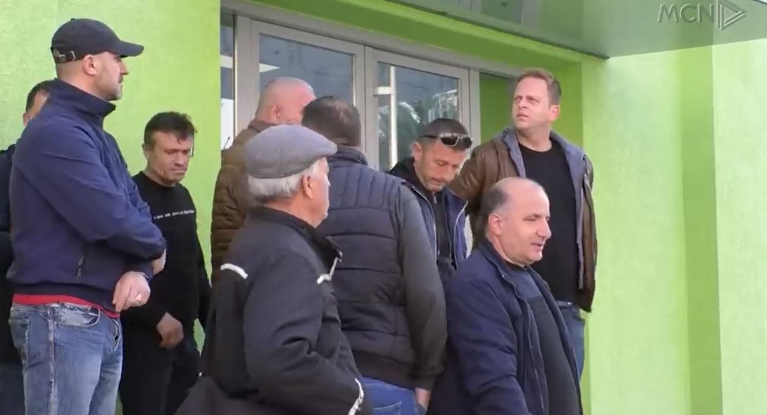 “Shembini vetë banesat ose gjobiteni”, banorët e Laprakës e Paskuqanit protestë në ARRSH e Kadastër