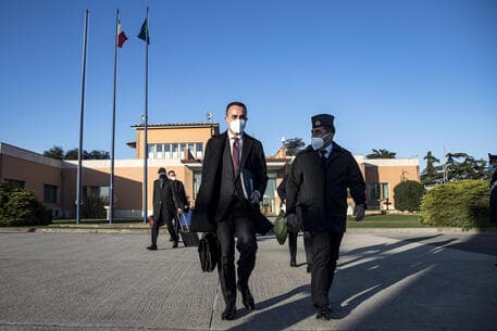 Italia dëbon 30 diplomatë rusë