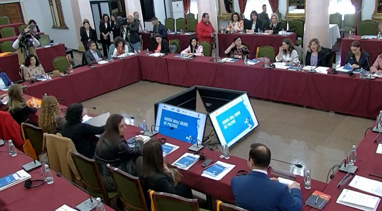 Raporti i PNUD-it: Gratë dhunohen edhe në politikë, jo vetëm në familje