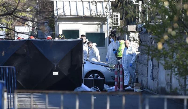 Makina përplaset me kangjellat e ambasadës ruse në Rumani, një i vdekur