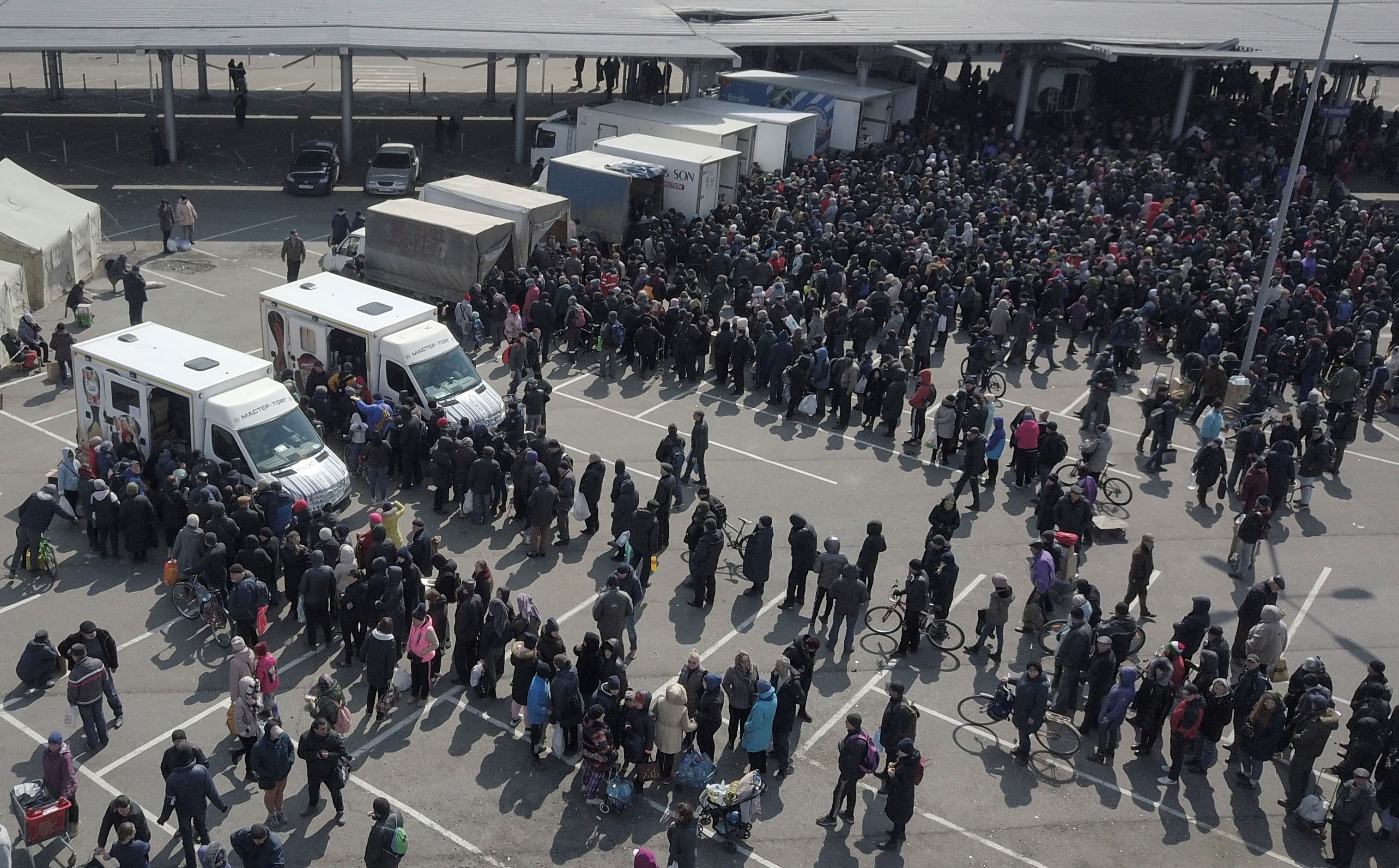 Pa ujë, drita dhe ushqim, përkeqësohet situata humanitare në Mariupol
