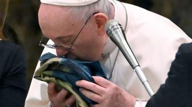 Papa Françesku puth flamurin ukrainas dhe dënon 'masakrën' e Buchas