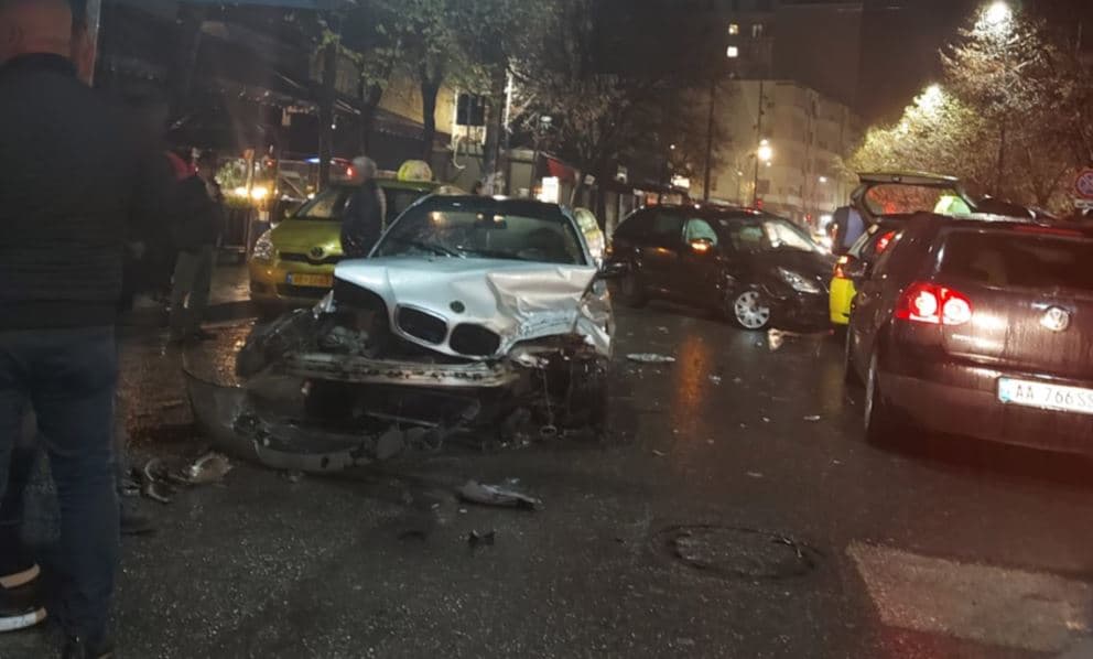Përplasen disa makina në kryeqytet