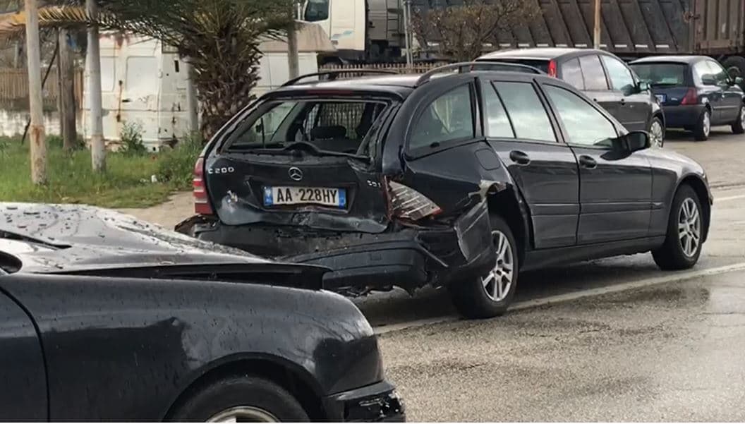 Aksident në Elbasan, drejtuesit e automjeteve përfundojnë në spital