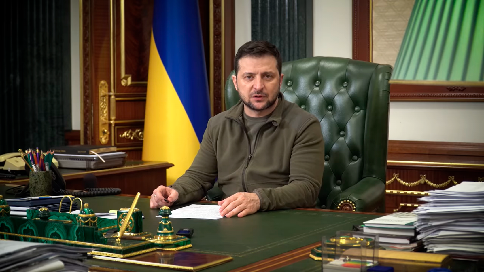 Zelensky: Rusia po tenton të fshehë mijëra të vrarë në Mariupol, nuk do që bota të shohë ç'po ndodh