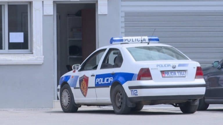 Plagosi me armë zjarri një person, policia vihet në kërkim të 26-vjeçarit