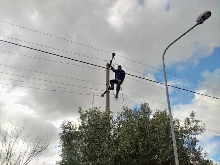 Elektricisti goditet nga rrufeja dhe bie në kontakt me energjinë, niset me urgjencë drejt Tiranës