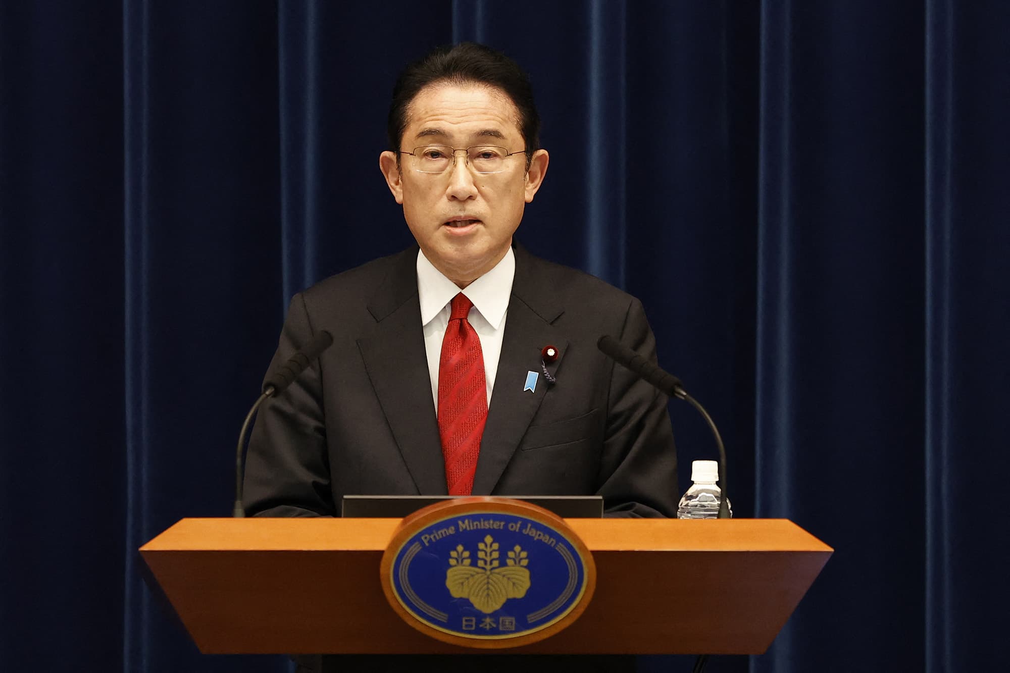 Japonia zgjeron sanksionet ndaj Rusisë, ndalon importin e qymyrit dhe vodkës 