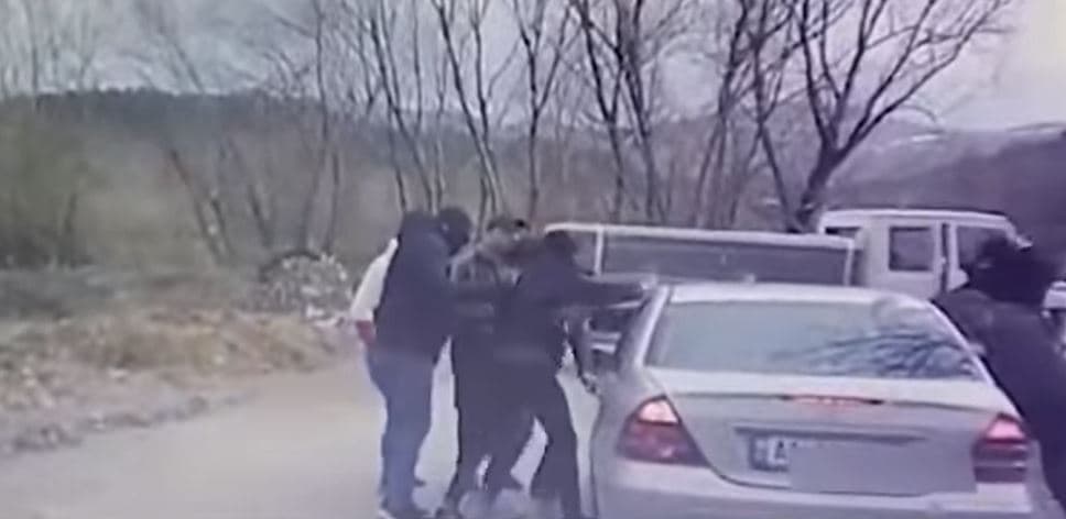 Emrat /Makinën plot me drogë, prangosen 4 persona në Korçë