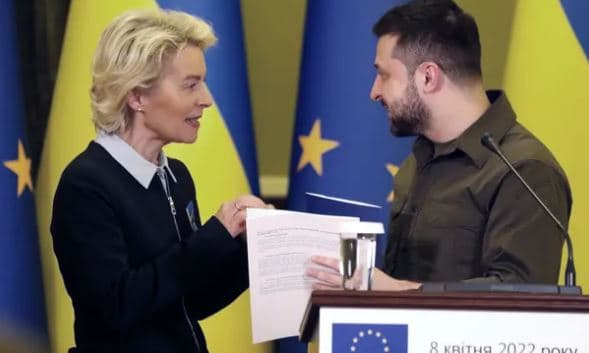 Von der Leyen i dorëzon Zelensky-t pyetësorin për anëtarësimin në BE