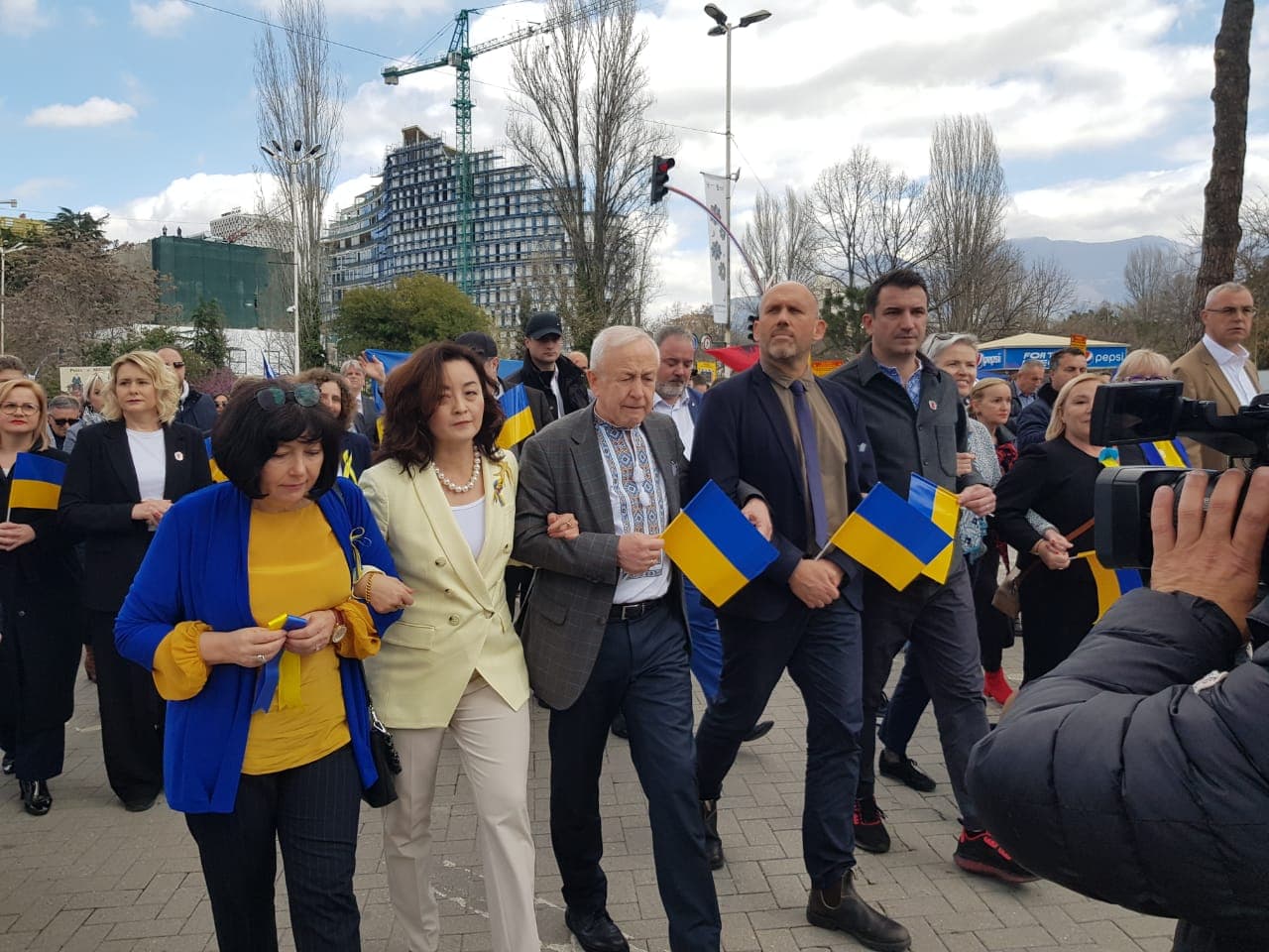 Shqiptarët solidarizohen me Ukrainën, marshimit i bashkohet Yuri Kim