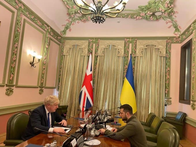 Boris Johnson shkon pa lajmëruar në Ukrainë, takohet me Zelensky