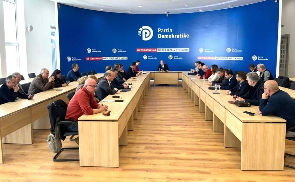 Komisoni i Rithemelit mban sot zgjedhje në degën e PD-së në Mallakastër