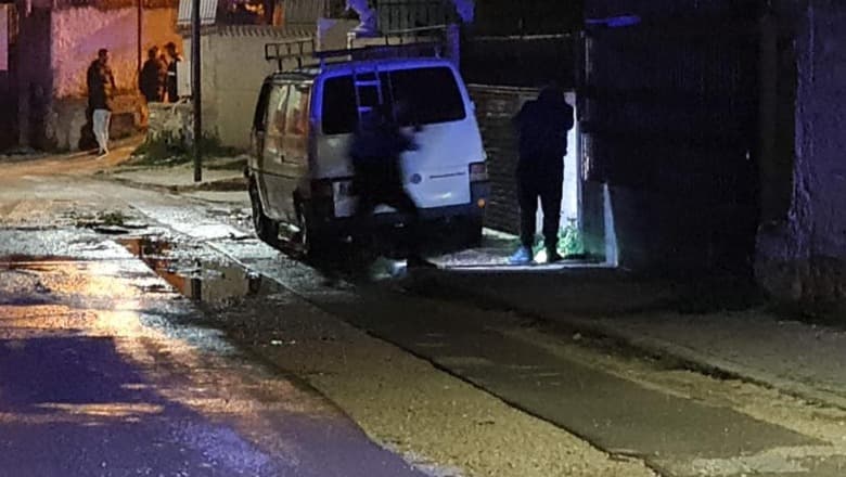 Djegia e dy automjeteve në Vlorë, autorët tentuan t'i vidhnin, i vunë flakën pasi u dështoi plani