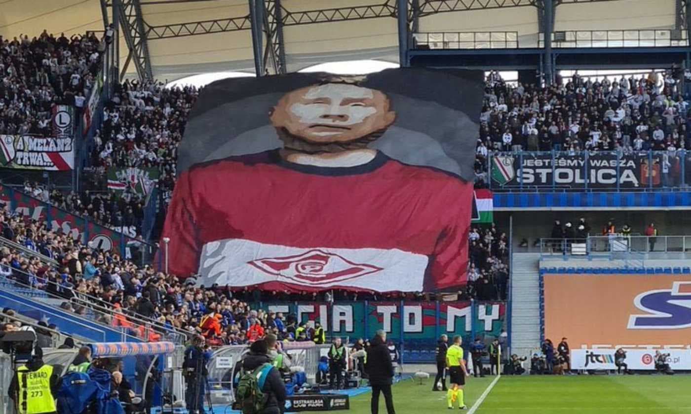 Putin me litar rreth qafës, banderola “e fortë” e tifozëve gjatë ndeshjes në Poloni