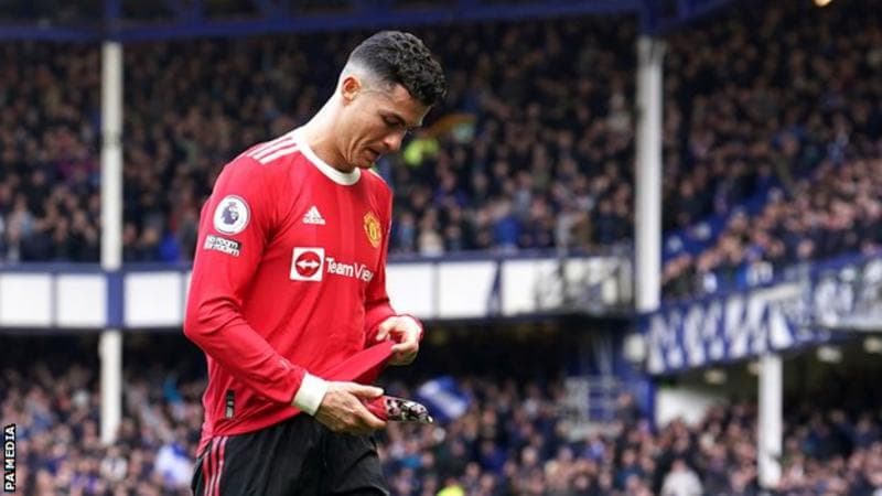 I theu telefonin tifozit 14-vjeçar, Ronaldo kërkon falje: Nuk është e lehtë