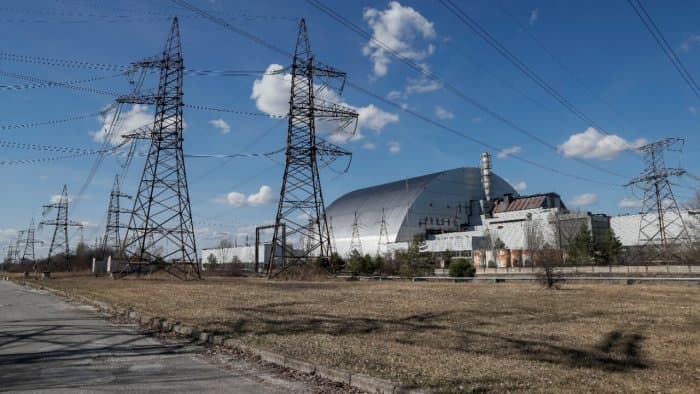 Rusët lanë pajisjet e shkatërruara, Ukraina kryen rotacion të stafit në Çernobil