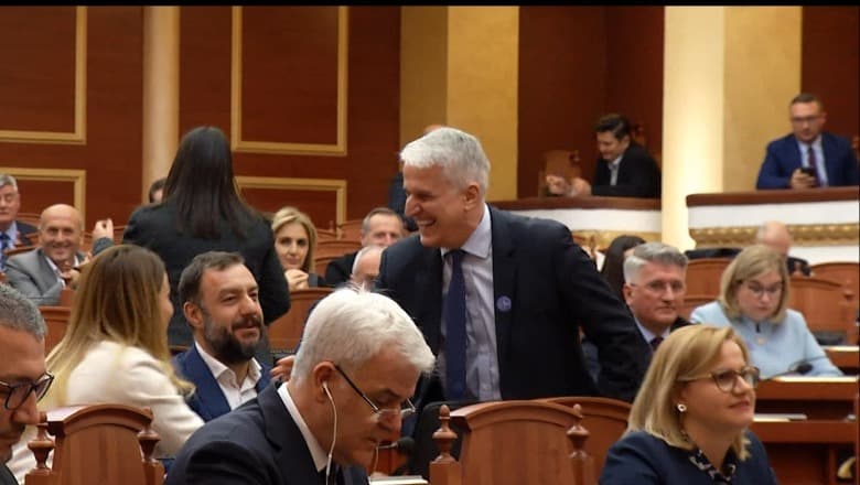 Pandeli Majko bën betimin në Kuvend, mori mandatin e lënë nga Alqi Bllako