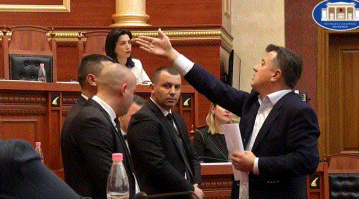 Tension në Kuvend, Felaj i mbyll mikrofonin Berishës. Noka dhe Vokshi: T’i shtohen minutat tona!