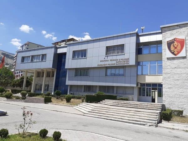 Dhunonte në mënyrë të përsëritur bashkëjetuesen, në pranga 49-vjeçari