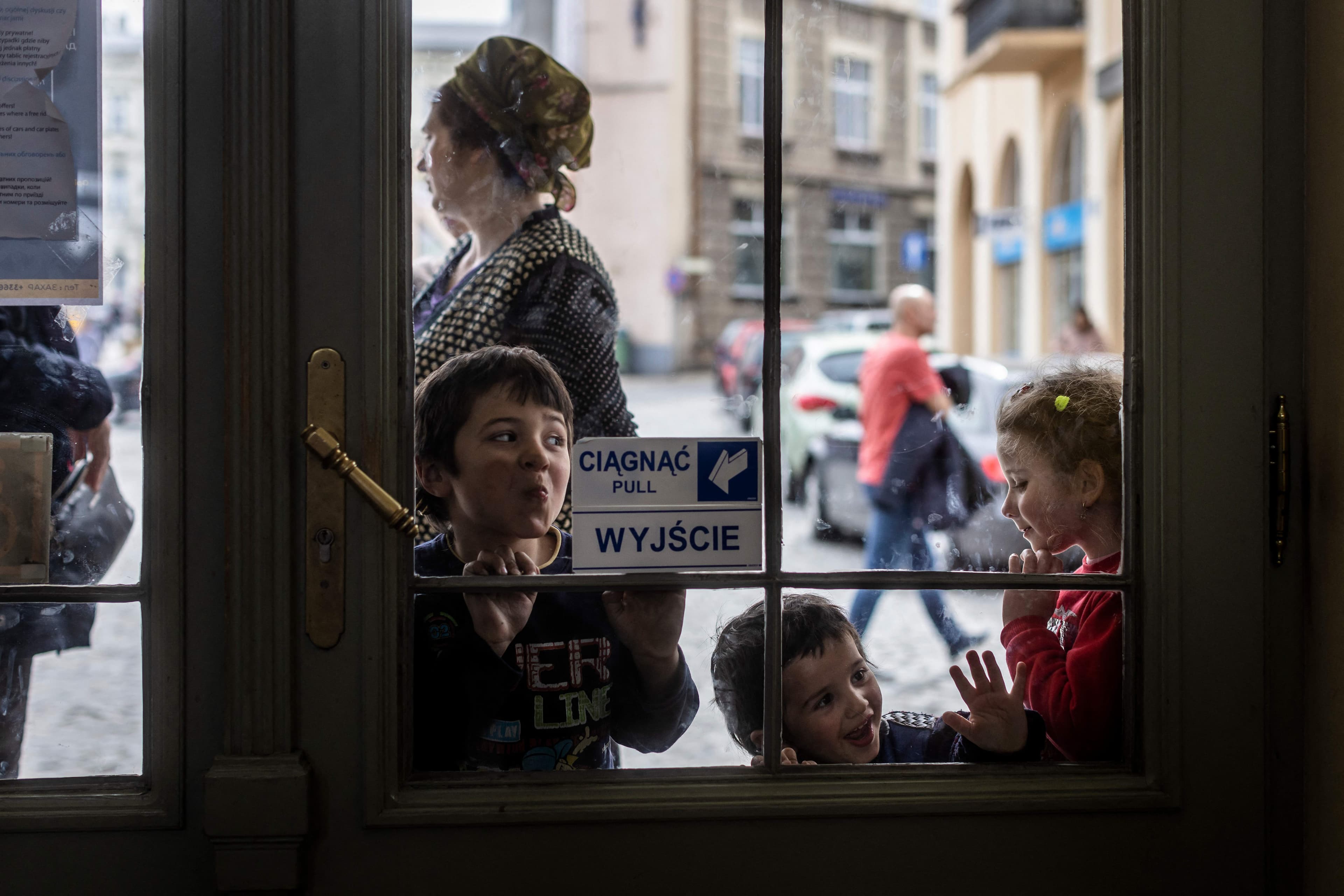 UNICEF: Gati dy të tretat e fëmijëve ukrainas janë zhvendosur nga vendi