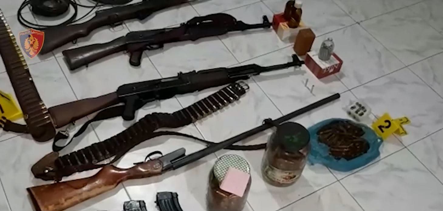 Zbulohet arsenal armësh në Dibër, në pranga babë e bir/ Emrat