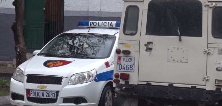 Dhunë ndaj ish-bashkëjetueses, 30-vjeçari bie në prangat e policisë