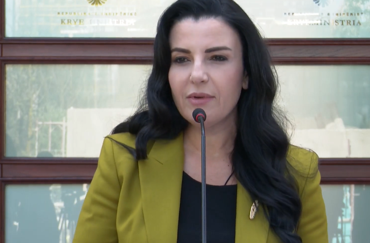 Balluku: Hiqen biletat e shtypura për transportin ndërqytetës, nis implementimi i projektit e-Transport