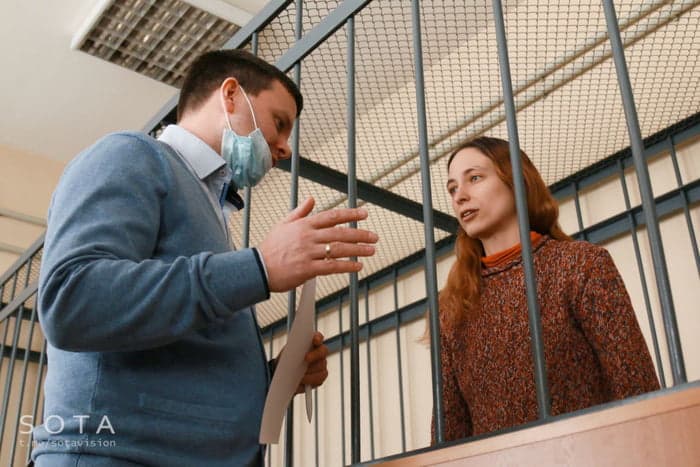 Zëvendësoi etiketat e çmimeve në supermarket me mesazhe kundër luftës, arrestohet artistja ruse