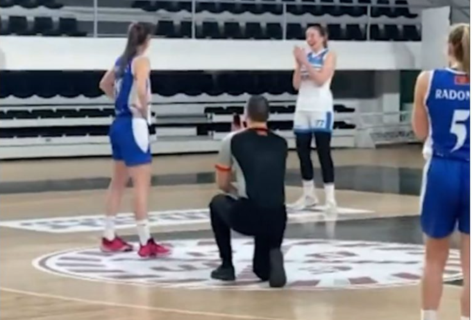 Moment i veçantë në Malin e Zi, gjyqtari ndalon lojën dhe i propozon basketbollistes (VIDEO)