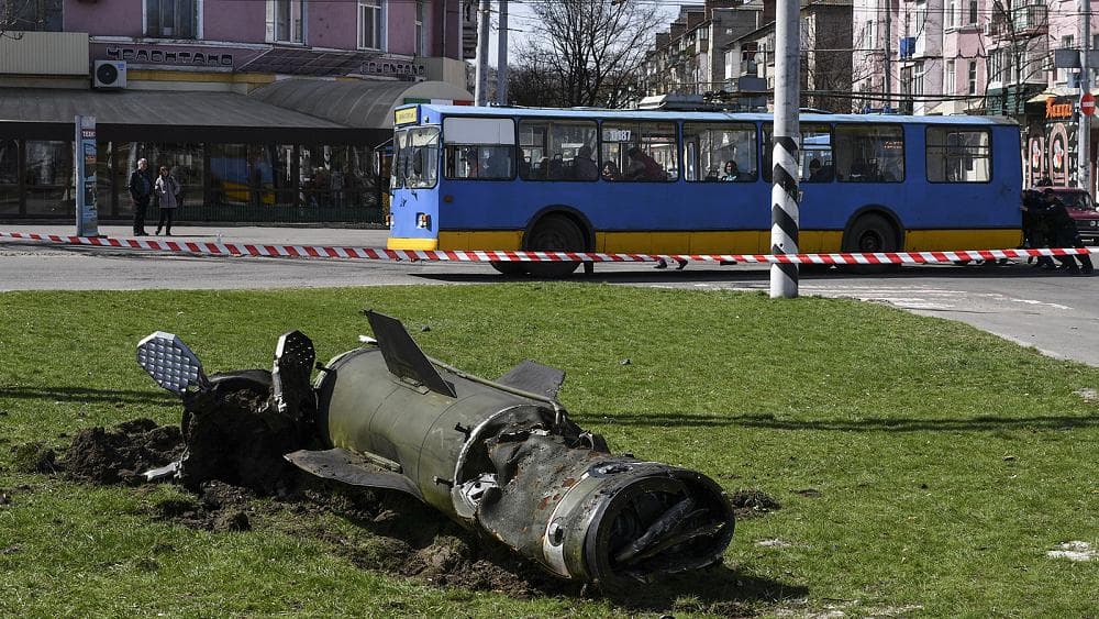 Sulmohen autobusët e evakuimit, mbetën të vrarë 7 ukrainas
