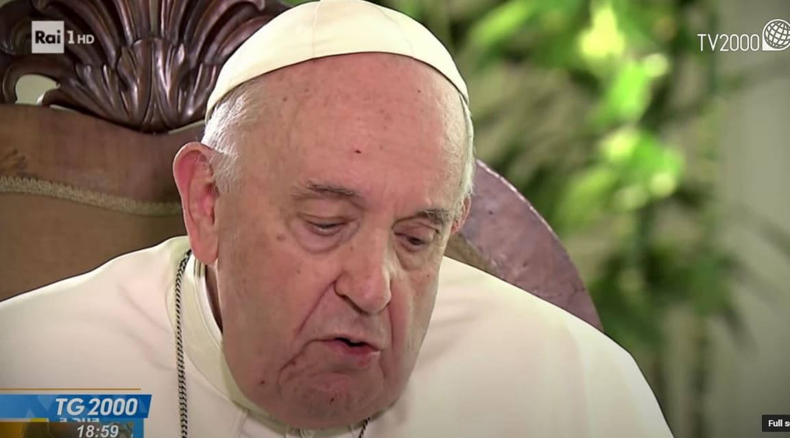 Një minutë pa fjalë/ Arsyeja pse heshti Papa gjatë intervistës (VIDEO)