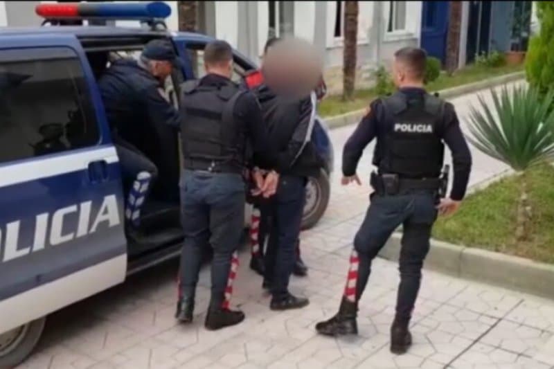 Kanos me armë dhe godet një person, pranga të dyshuarit në Korçë