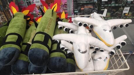 Lodrat e reja për fëmijët ukrainas janë raketat dhe avionët prej pellushi