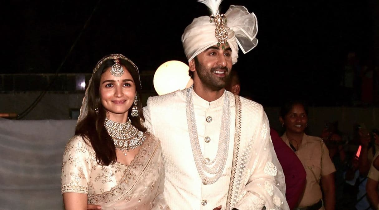 Yjet e Bollywood-it, Alia Bhatt dhe Ranbir Kapoor martohen në Mumbai (FOTO)