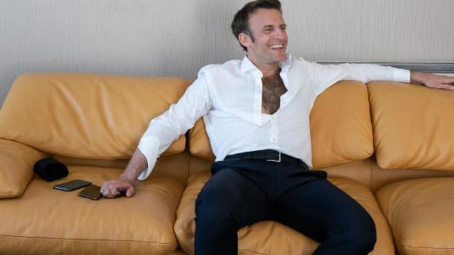 Fotoja e Macron me këmishën e hapur, bëhet virale