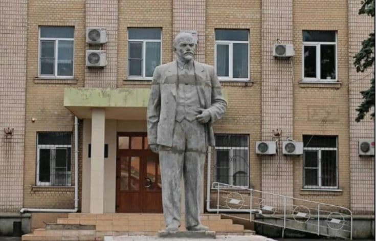 Statuja e Leninit kthehet në Henichesk, një qytet i pushtuar nga Rusia