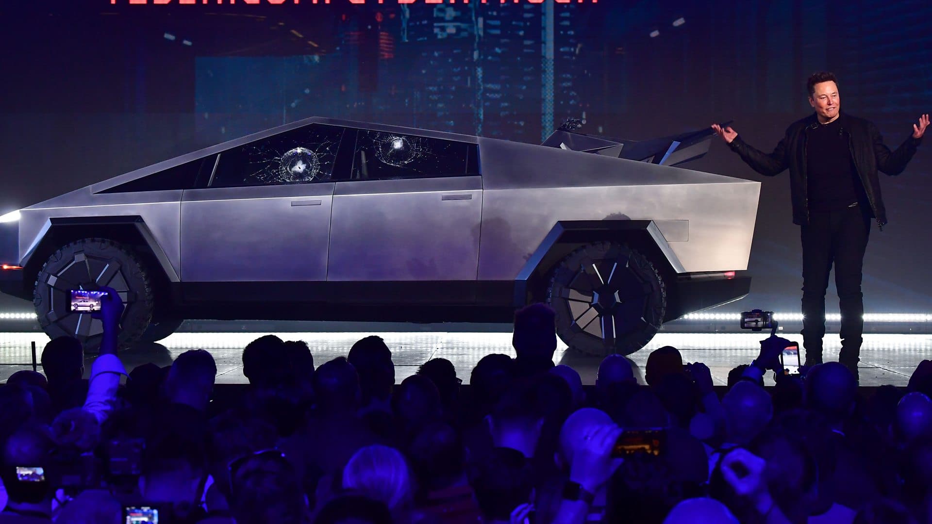Shangai në izolim, Tesla i detyron punëtorët të flenë në fabrikë për të mos ndalur prodhimin
