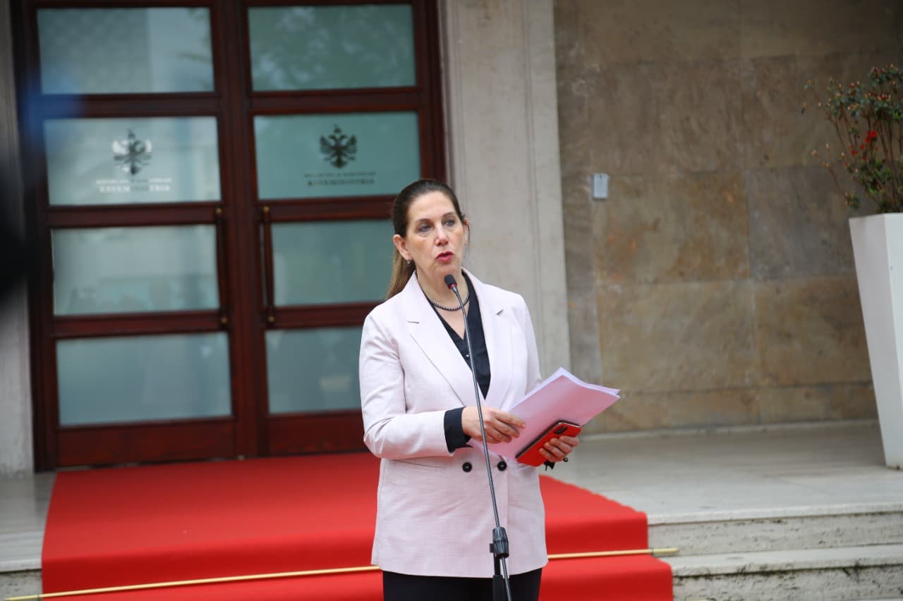 Kumbaro njofton dy risi nga vizat turistike, te heqja e certifikatës së vaksinimit