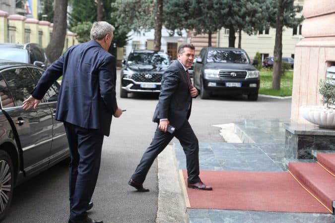 Presidenti i ri/ Balla flet pas takimit me Mediun, zbulohet kërkesa e dy grupeve parlamentare