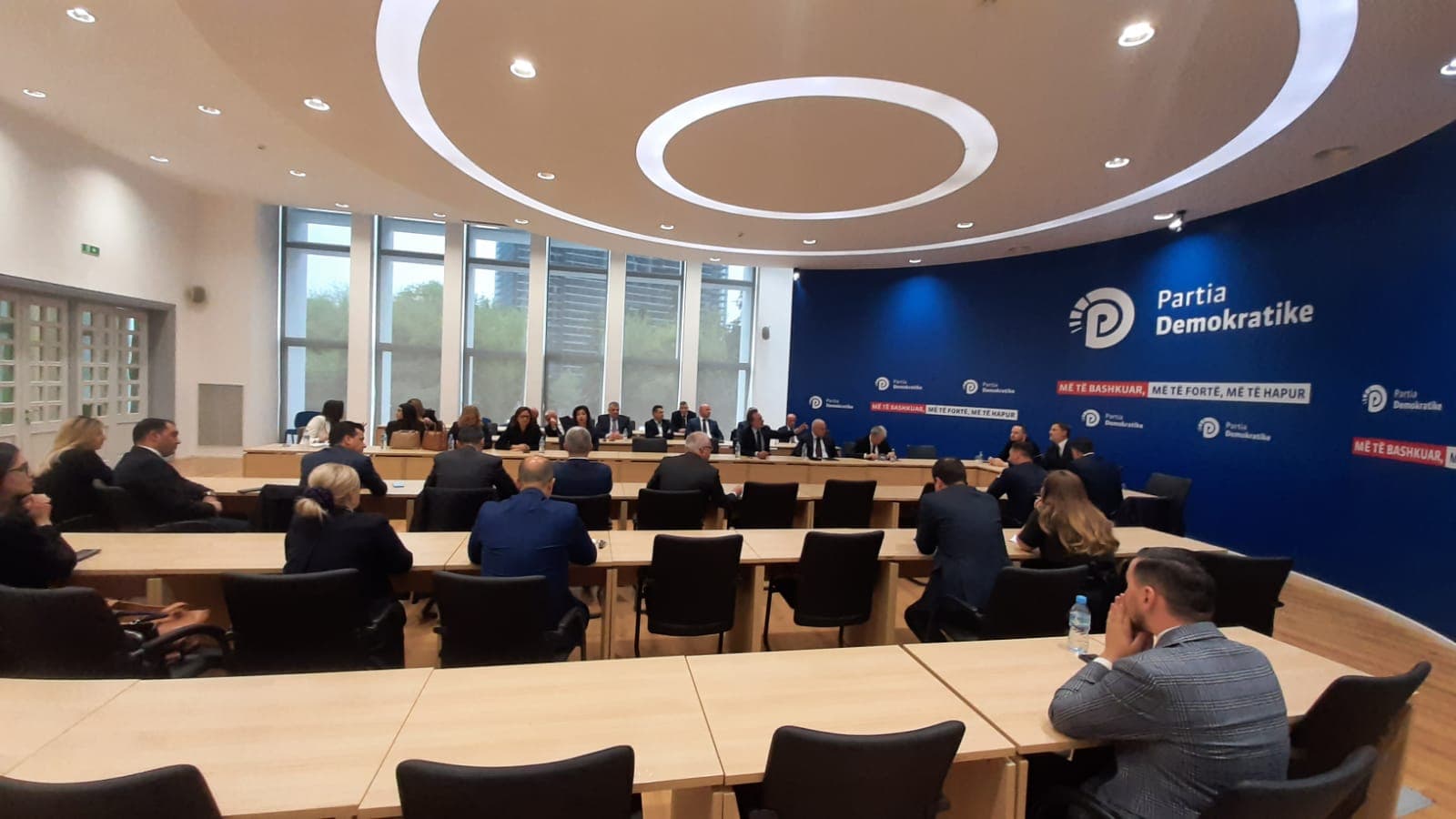 Vokshi kërkon rikthimin e të përjashtuarve, Alibeaj: Nuk e zhbëj dot vendimin. Berisha: Je peng i Ramës