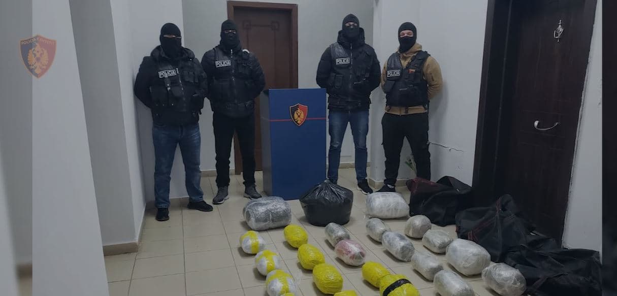 “Restart” vë në pranga në Korçë, 3 persona të kapur me 40 kg kanabis/ Emrat